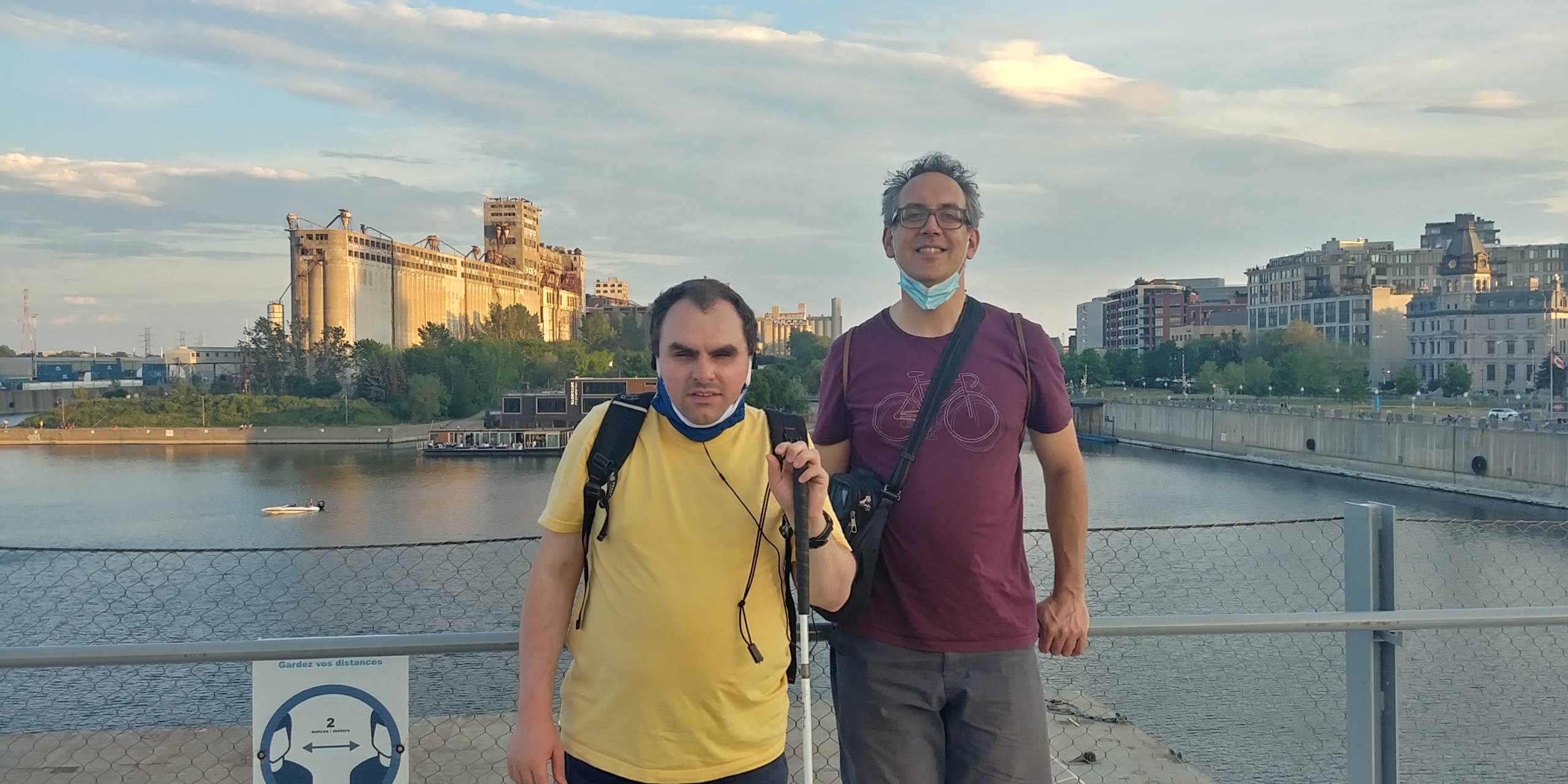 Jérome Plante et Florian Grond sur le toit du Quai Alexandra avec le Silo no 5 en arrière-plan