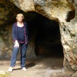 Photo de Michelle Brûlé se tenant debout devant une grotte.