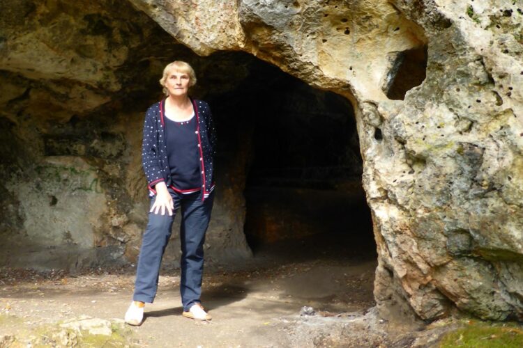 Photo de Michelle Brûlé se tenant debout devant une grotte.