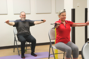 activités : Deux membres font un exercice d'étirement lors des activités Gym tonique.