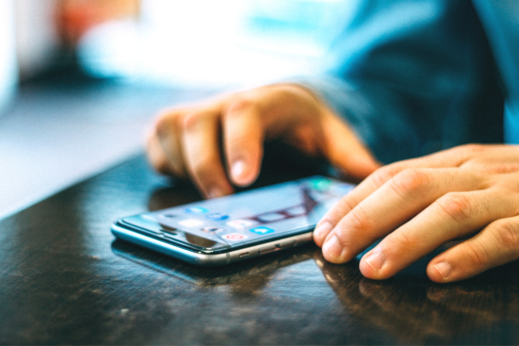 Publiphone : tout ce dont vous avez besoin, c'est d'une ligne téléphonique. Image d'une personne utilisant son téléphone intelligent.