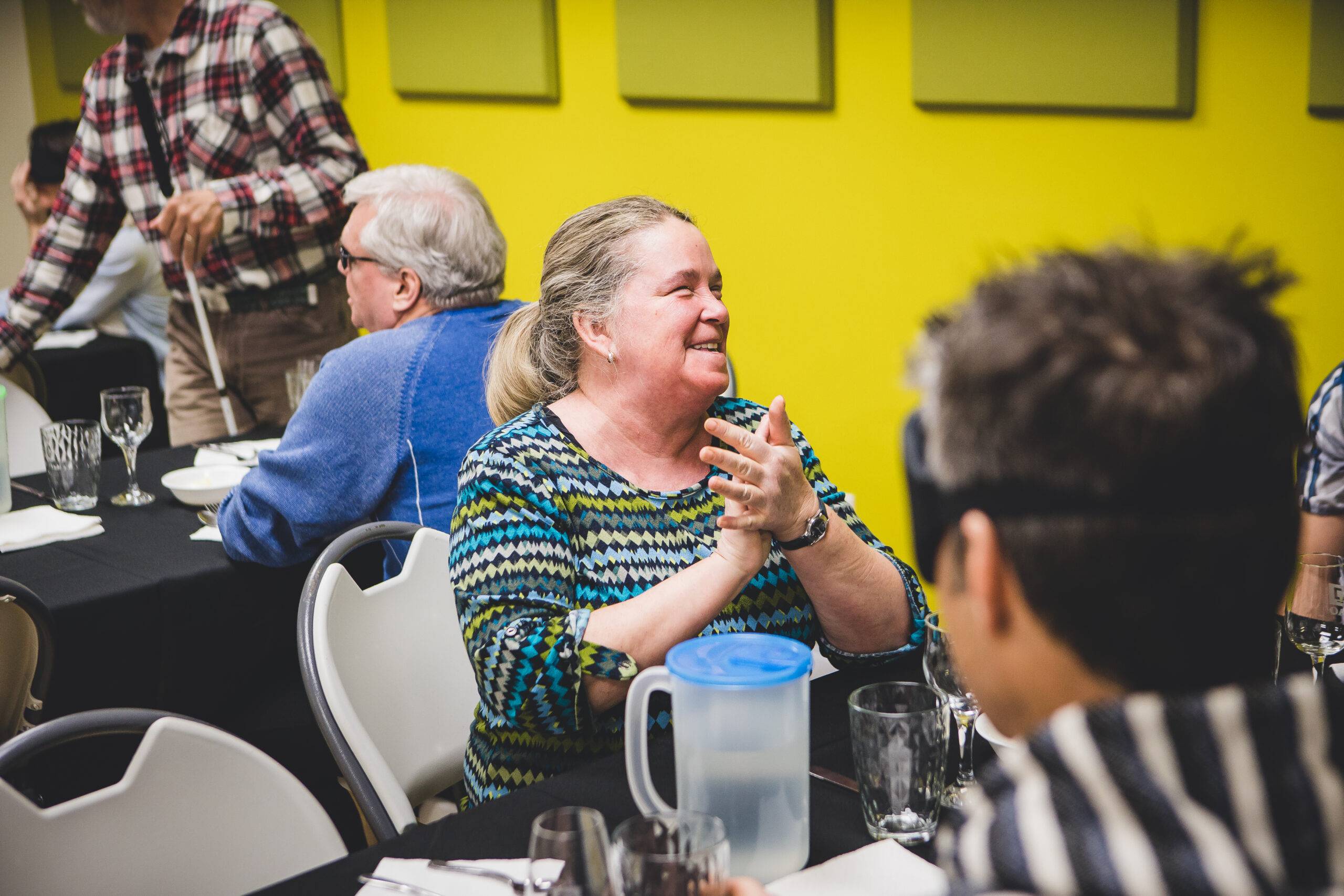 Josée, une membre, toute souriante lors d'un souper de sensibilisation.