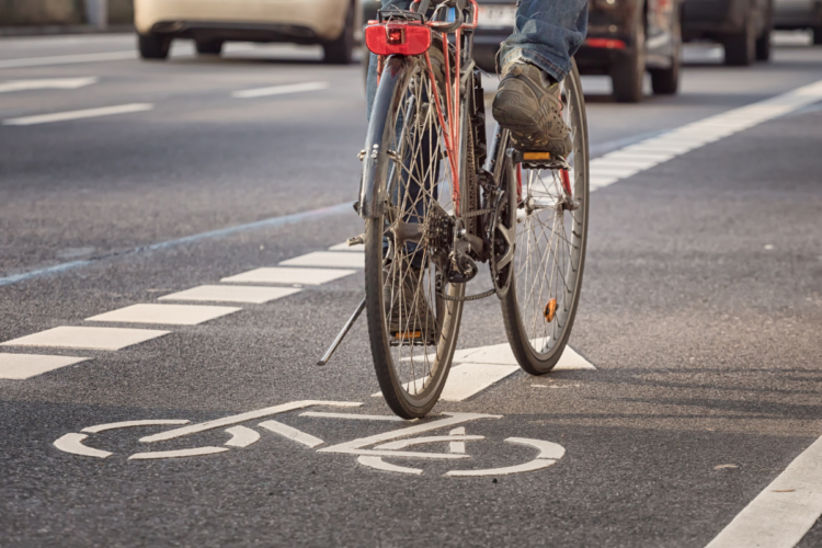 Vélo sur une piste cyclable