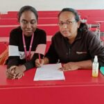 Photo de Pushpa aidant une élève à rédiger son examen