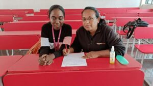 Photo de Pushpa aidant une élève à rédiger son examen